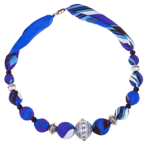 Handgemachte Halskette aus blauer Seide und Metall — Stockfoto