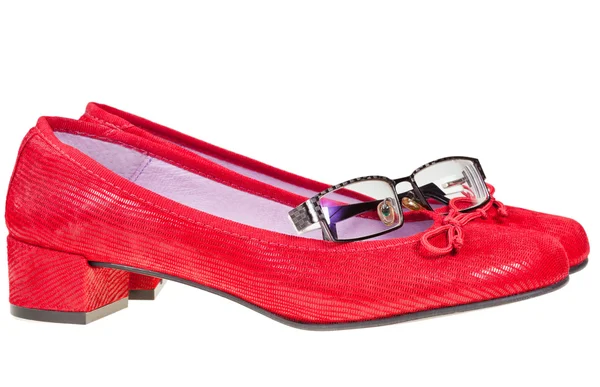 Zapatos de mujer de tacón bajo rojo y gafas graduadas —  Fotos de Stock