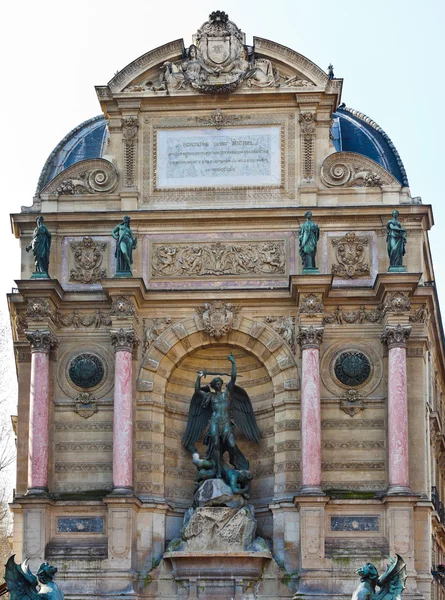 Szökőkút Saint Michel Párizsban — Stock Fotó