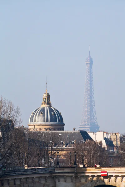Вид на Эйфелеву башню через мост Нёф в Париже — стоковое фото