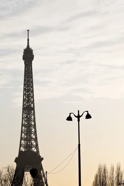Эйфелева башня в Париже на закате — стоковое фото