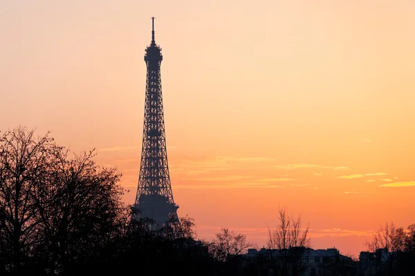 Torre eiffel en París al atardecer — Foto de Stock