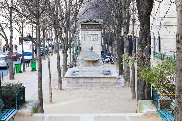 Fredskilde på smågaten i Paris – stockfoto
