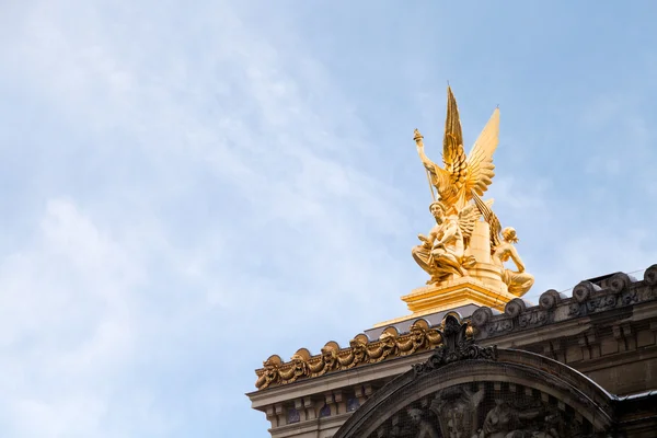 Rzeźba na dachu paris Opera — Zdjęcie stockowe