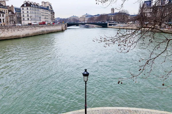 Uitzicht op de rivier de seine in Parijs — Stockfoto