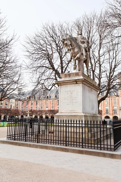 Statua in Place Des Vosges a Parigi — Foto Stock