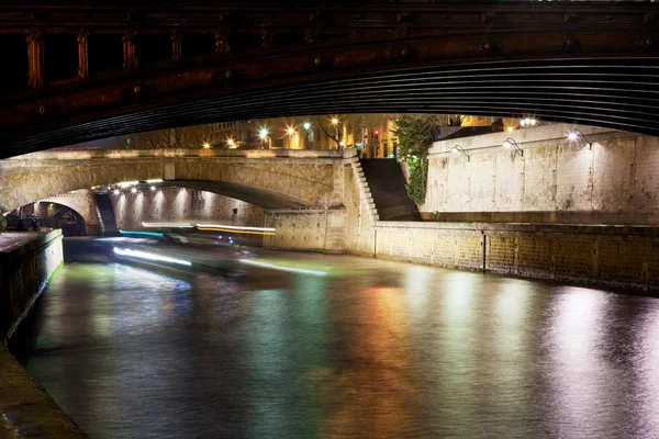 ブリッジとセーヌ川、パリの夜 — ストック写真