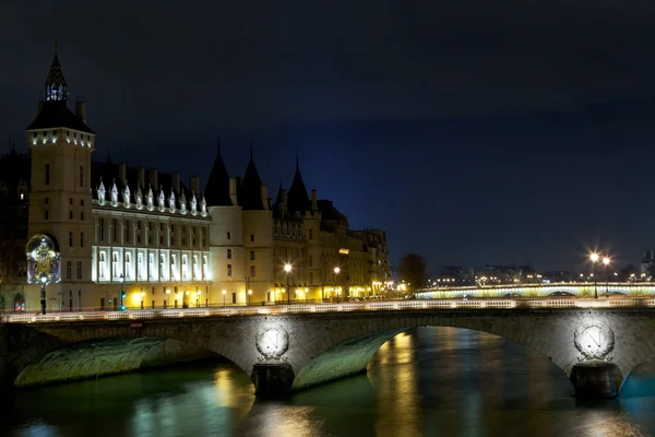 Conserjería palacio y pont au change — Foto de Stock