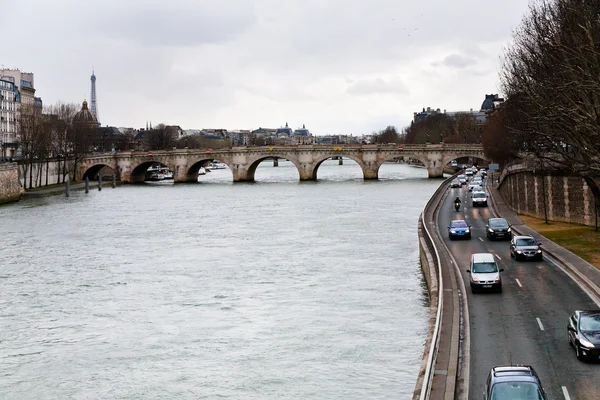 Kajen och bro i paris — Stockfoto