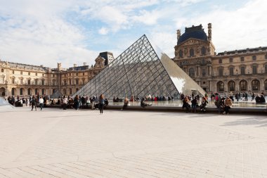 louvre Sarayı ve piramit, paris