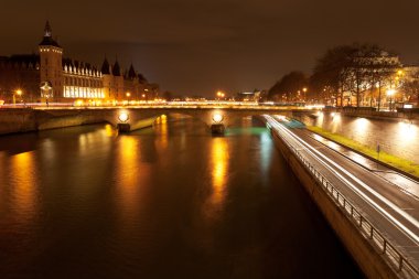 İskele ve pont au change Paris gece