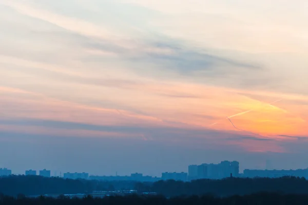 根据城市的早期蓝 sinrise — 图库照片