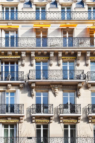 Facacade of typical house in Paris — Stock Photo, Image