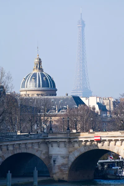 Pont neuf ile Eyfel Kulesi ve Fransız Akademisi — Stok fotoğraf