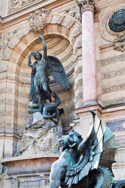 Fountain saint michel i paris — Stockfoto