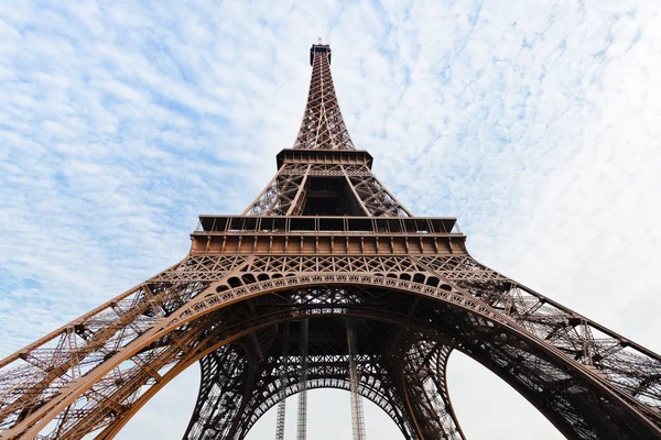 Vue du bas de la tour Eiffel à Paris — Photo