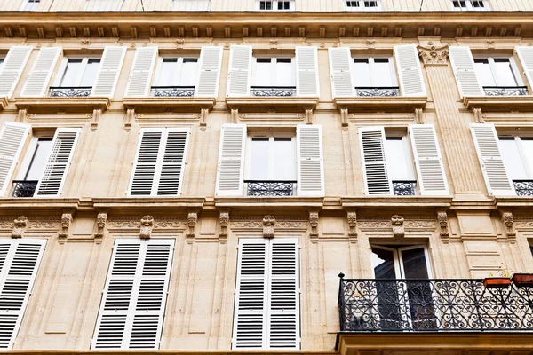 Facacade of urban house in Paris — Stock Photo, Image