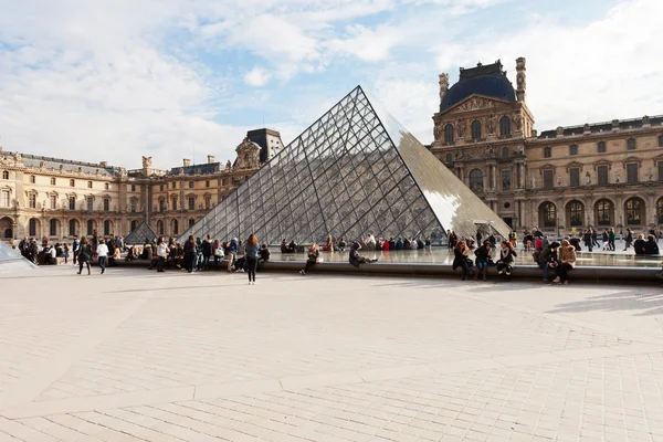 The Louvre Palace and the Pyramid, Paris — Stock Photo, Image