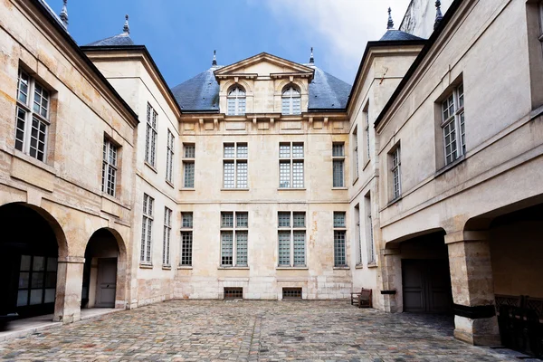 Gården i gamla hus i typisk i paris — Stockfoto