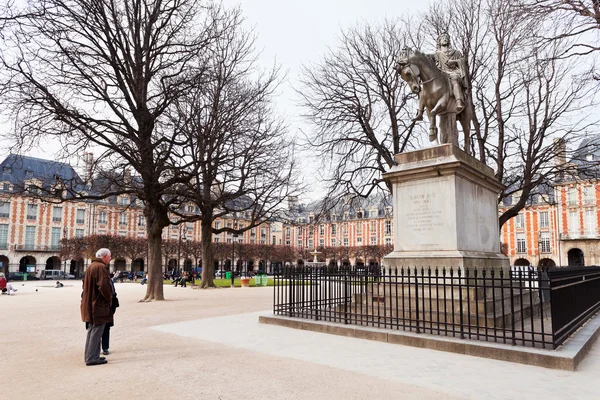 パリのデ・ヴォージュ広場にルイ13世の像 — ストック写真