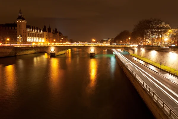 Kai und Pont au change in Paris in der Nacht — Stockfoto