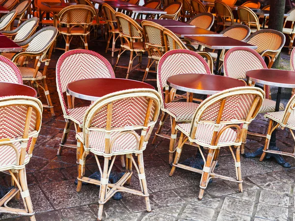 Suikerriet-stoelen in Parijs café Rechtenvrije Stockfoto's