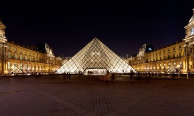 cam piramit louvre, paris gece