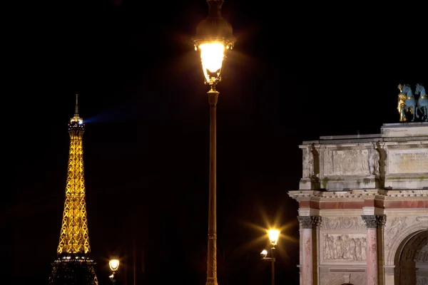 Міських лампа в Парижі в ніч — стокове фото