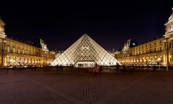 Skleněná pyramida v Louvru, Paříž v noci — Stock fotografie