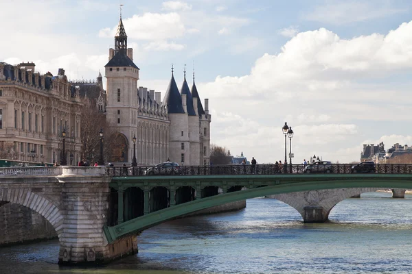 Мост Нотр-Дам в Париже — стоковое фото