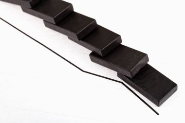 düşmüş domino ve düşen ekonomi grafik