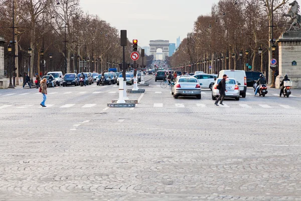 Avenue des Champions Elysees в Париже — стоковое фото