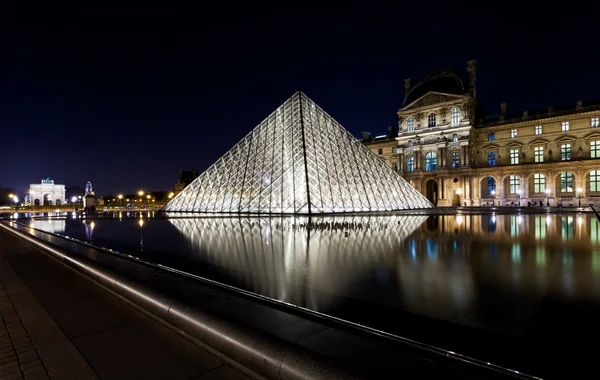 Лувр и Пирамида, Париж ночью — стоковое фото