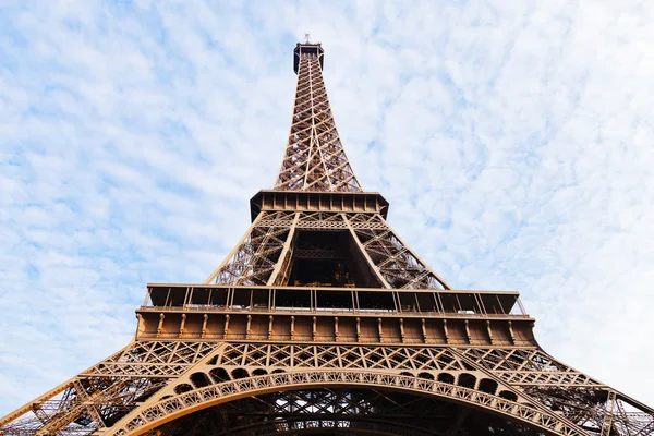 Vista inferior de la torre Eiffel en París —  Fotos de Stock