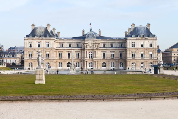 Vista frontal do Palácio do Luxemburgo em Paris — Fotografia de Stock