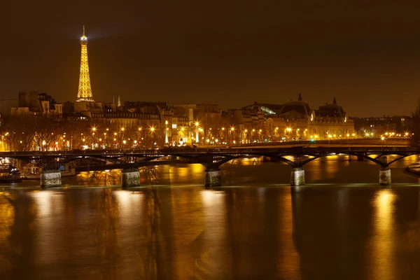 晚上在巴黎 pont des 艺术 — 图库照片