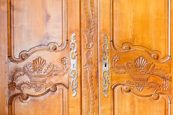 Vyřezávané dřevěné dveře — Stock fotografie
