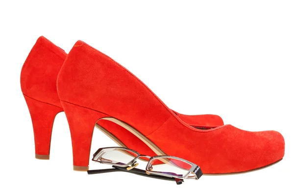 Zapatos de mujer tacones altos rojos y gafas graduadas —  Fotos de Stock