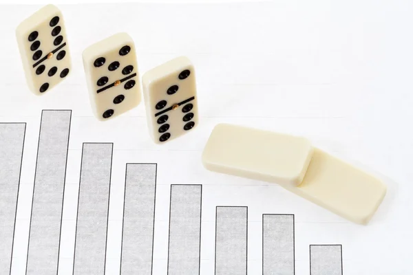 Allen domino and graph of decline results — Stock Photo, Image