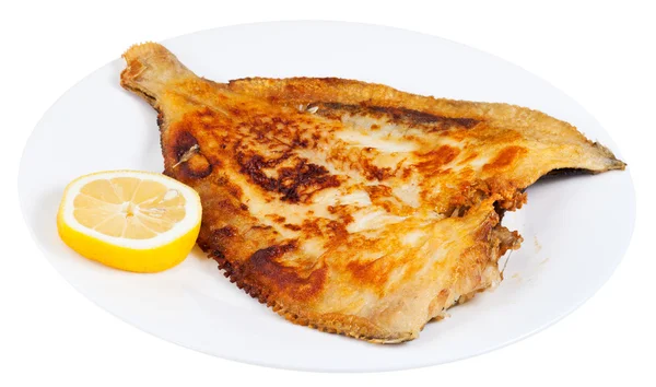 Pescado lenguado frito en plato blanco —  Fotos de Stock