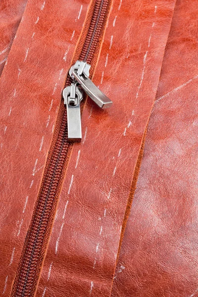 Металлические застежки-молнии на кожаной одежде — стоковое фото