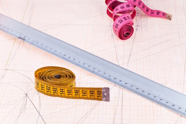 ピンクと黄色の測定テープと金属製の定規 — ストック写真