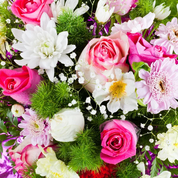 Blombukett från chrysanths och rosor — Stockfoto