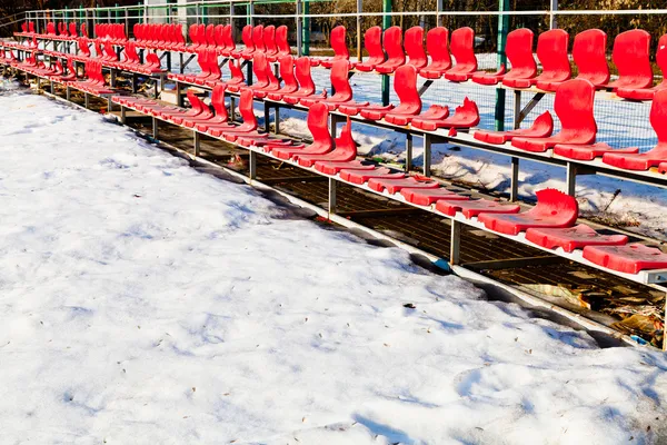 Assentos de plástico vermelho quebrado — Fotografia de Stock