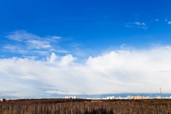 Широкое белое облако под городом — стоковое фото