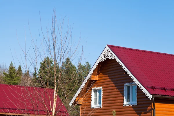 Röda tegeltak av nya trähus — Stockfoto