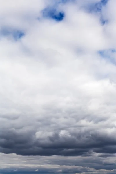 Grote grijze regenachtige wolken — Stockfoto