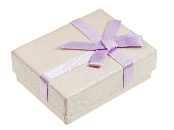 Pequeña caja de regalo con lilas arco — Foto de Stock