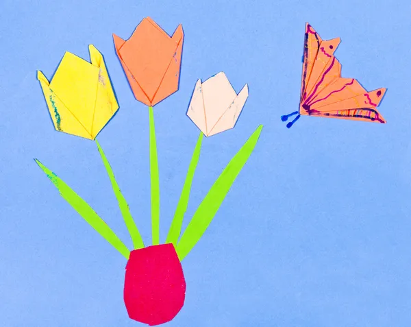 Детская аппликация - тюльпаны в вазе — стоковое фото