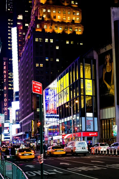 Broadway cerca de Times Square en la noche, NY —  Fotos de Stock